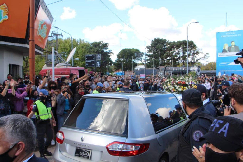 En el último adiós a Mario Meoni el cortejo fúnebre recorrió puntos emblemáticos para el ministro