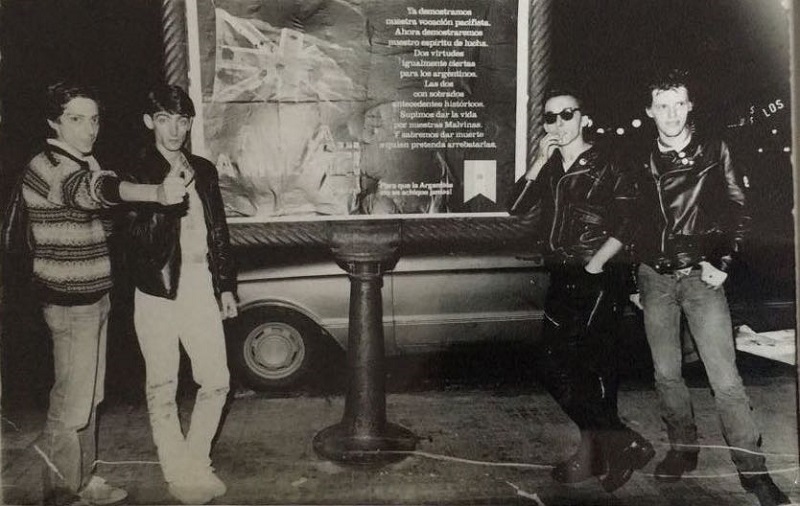 Julio y Federico Mouras (Virus) junto a Stuka y Pil Trafa (Los Violadores) posan con el afiche del Festival. (Twitter)