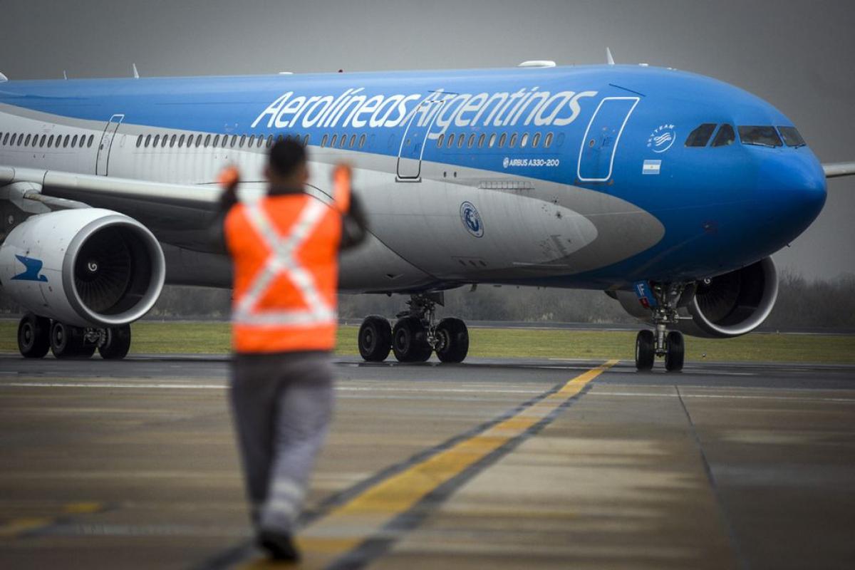 Aerolíneas Argentinas comenzará a cancelar vuelos esta semana