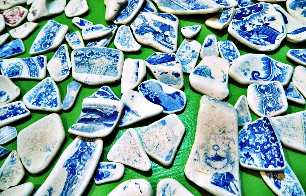 Las piezas de loza antigua que los turistas encuentran en la playa. (enelmardelsur.blogspot.com)