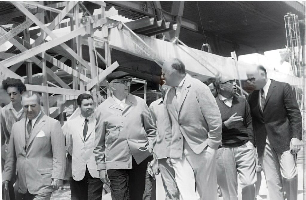 Quiroz (en el centro, de gorra) recorre las obras del Casino junto a autoridades y periodistas. (scielo.cl)