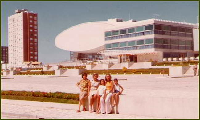Para los turistas, era obligado tomarse fotos frente al Casino. 