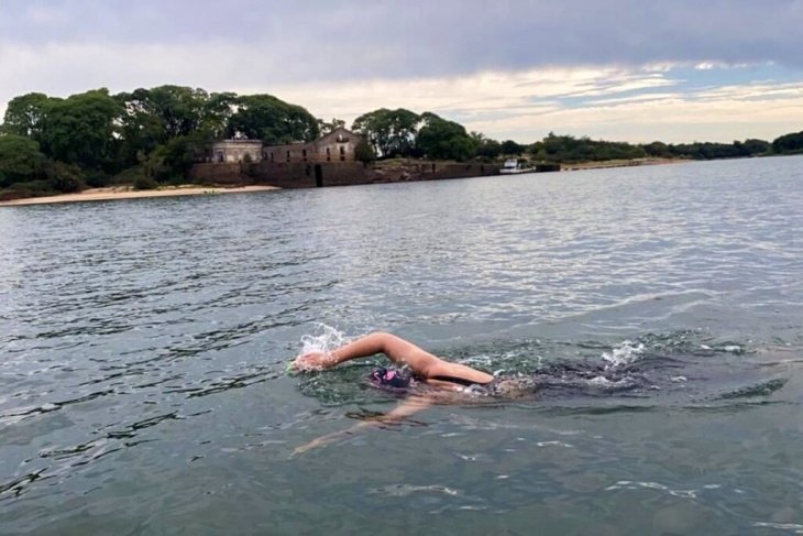 Una deportista argentina de 19 años cruzó el Río de la Plata nadando 