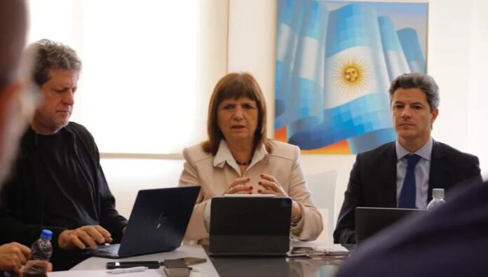 Bullrich reunió a su equipo económico pero aun no designó eventual ministro