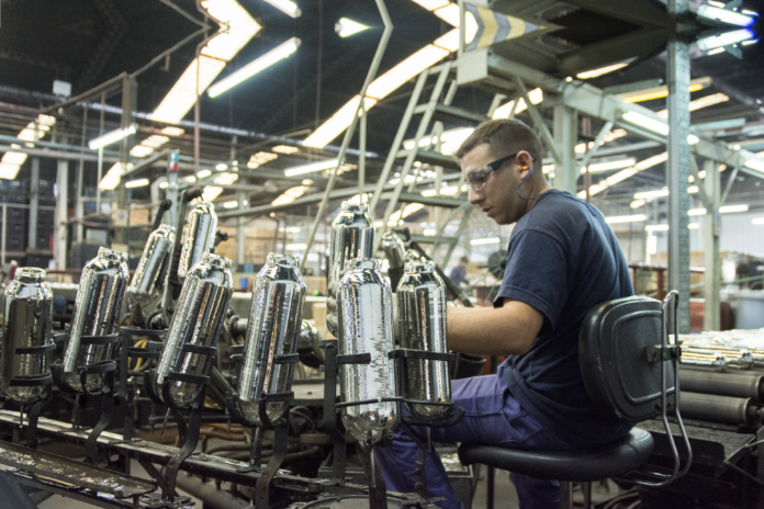 La industria pyme creció 1,6% en forma interanual en noviembre y se recupera