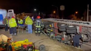 Campana: un camión volcó, chocó a un auto estacionado en la banquina y murieron el chofer y una nena
