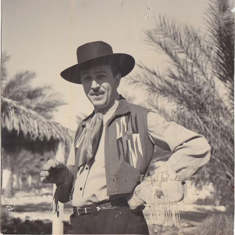 Walt Disney vestido de gaucho en la estancia de Molina Campos.