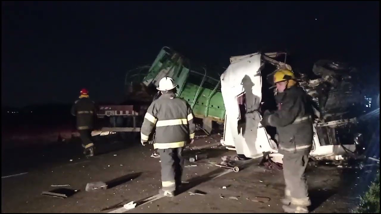 Dos camioneros murieron en un choque frontal en la ruta 51