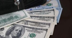 El "blue" cortó dos jornadas de suba y bajó $10: cerró a $725