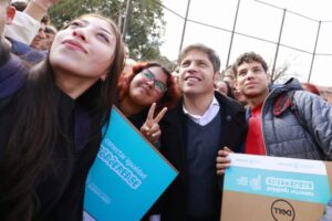 Kicillof entregó computadoras y pidió “no dejar el futuro en manos de los que quieren que sea para unos pocos"