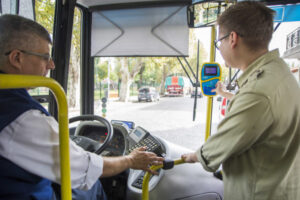 Ministro de Kicillof aseguró que con la dolarización un pasaje de colectivo costaría $6000