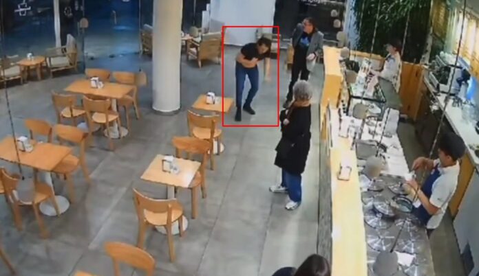 El ingeniero Barbieri se desploma al entrar en la heladería. (X @jennydiserio)