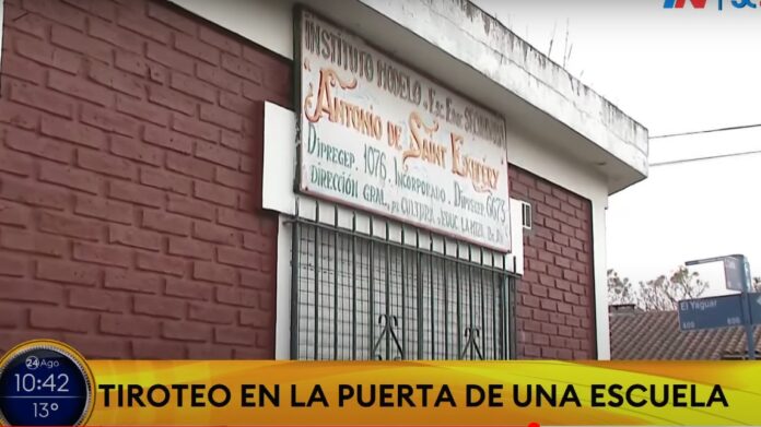 El frente de la escuela donde sucedió el tiroteo. (Captura de video)