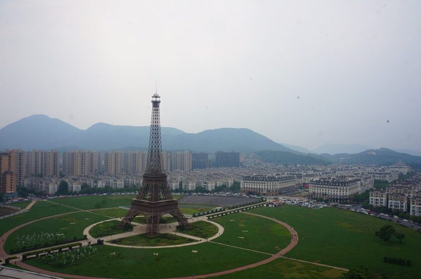 Tianducheng: la pequeña ciudad de China que imita a París y tiene su propia Torre Eiffel