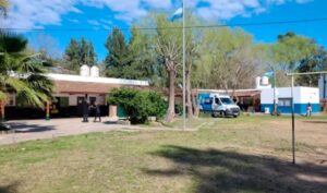 Un estudiante atacó a una docente y a una compañera con un machete en una escuela de un barrio privado