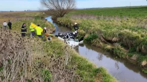 Una mujer murió luego de que un automóvil cayera a un canal en la ruta 51