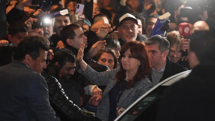 Organizaciones políticas y sociales marchan a Plaza de Mayo en apoyo a Cristina Fernández de Kirchner.