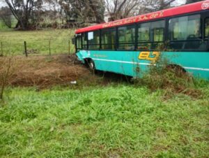 Accidente fatal: Una camioneta chocó de frente con un micro