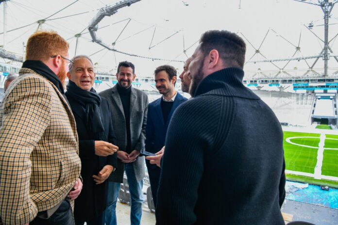 Julio Alak con la delegación de la FIFA en el Estadio Diego Maradona de La Plata. (Twitter @Julio_Alak)