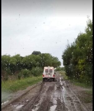 Castelli: rescatan a pescadores que quedaron varados en un camino rural