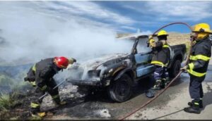 Circulaba por la ruta 51 y se le prendió fuego la camioneta cerca de Coronel Pringles