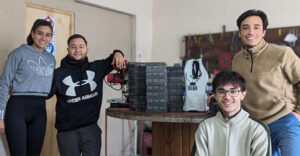 Cuatro jóvenes bonaerenses producen el primer Jenga de madera plástica en un garage