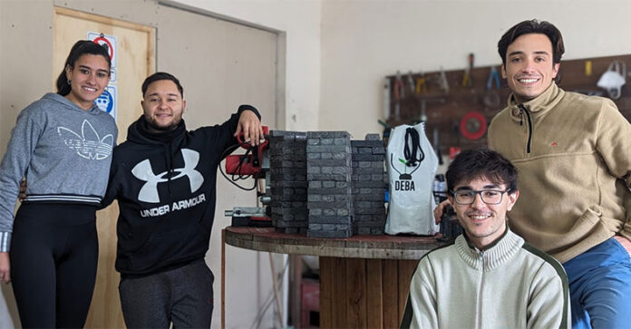 Cuatro jóvenes bonaerenses producen el primer Jenga de madera plástica en un garage