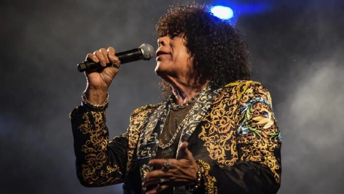 El cantante Carlos “La Mona” Jiménez.