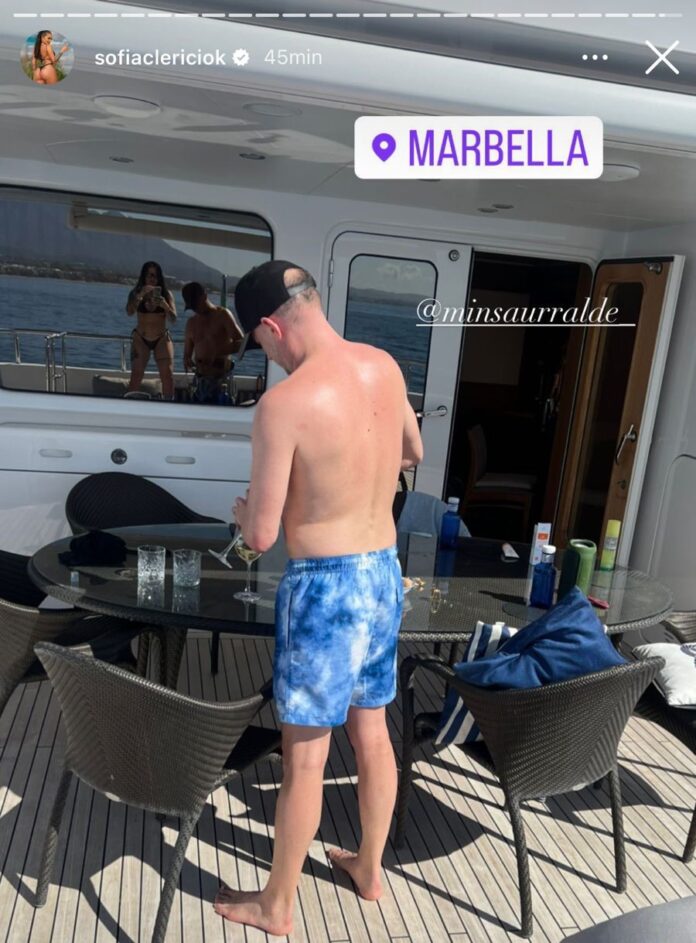 Difunden imágenes de Insaurralde en un yate con una modelo en plena campaña