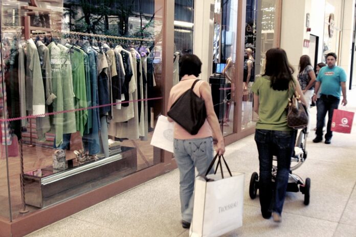 El consumo de los hogares cayó al ritmo de la inflación