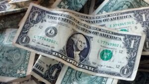 El dólar blue aceleró y los financieros subieron hasta 18 pesos