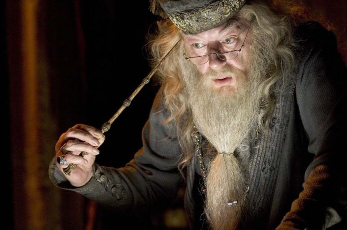 Gambon como Albus Dumbledore en “Harry Potter y el Cáliz de Fuego”, de 2005. (IMDB)