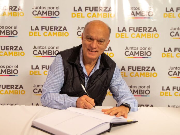 Grindetti pone la firma en la lista de “La Fuerza del Cambio”. (Prensa JxC)