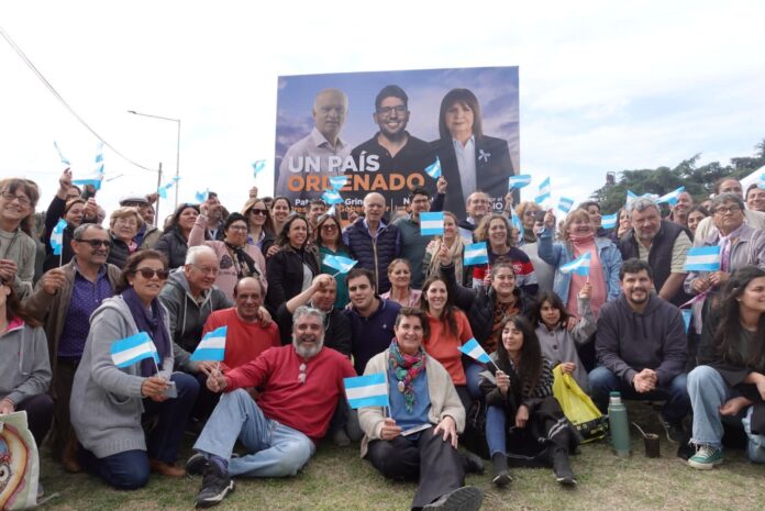 Néstor Grindetti junto a militantes en su gira por la cuarta sección. (Prensa JxC)
