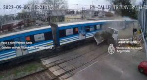 Impactante colisión entre un tren del ramal Roca y un camión en Quilmes