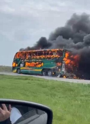 Impresionante incendio de un micro de dos pisos en la Ruta 2