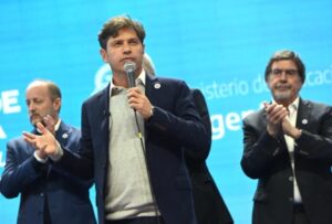 Kicillof anunció un préstamo especial del Banco Provincia para docentes y auxiliares