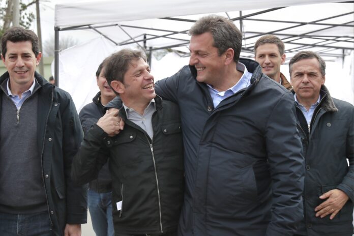 Wado de Pedro mira el abrazo de Axel Kicillof y Sergio Massa en San Vicente. (Prensa UxP)