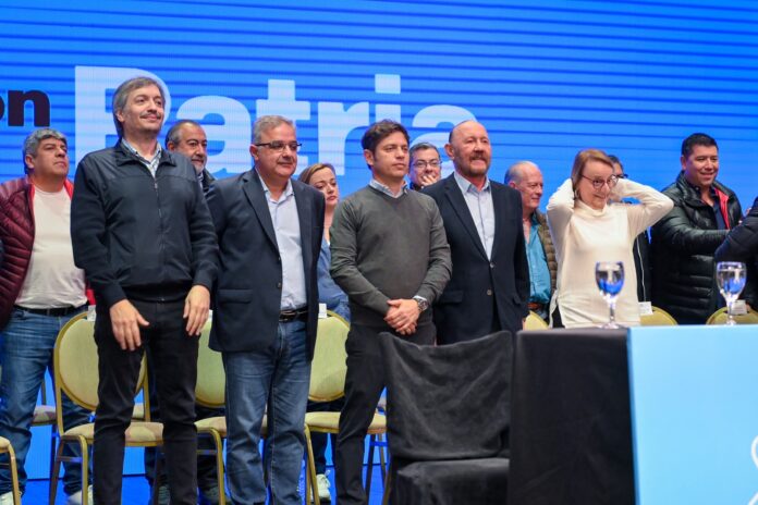 Axel Kicillof en Tucumán junto a dirigentes de Unión por la Patria. (Prensa Gobernación)