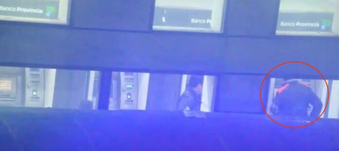 El momento de la detención de Rigau en el cajero del Bapro en pleno centro de La Plata. (Captura de video)