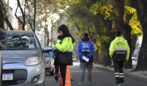 La Plata: la mayoría de las infracciones de tránsito son por uso de celular o falta de casco