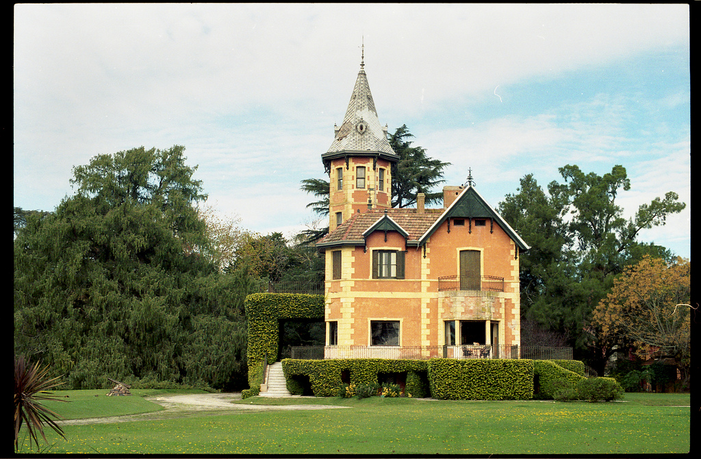 La Raquel, el castillo con aires franceses que se puede ver desde la ruta 2
