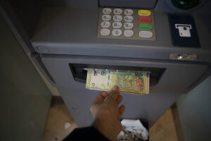 Los estatales bonaerenses cobran este sábado la suma fija de $ 30.000