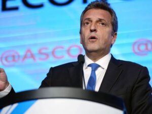 Massa apuntó contra los que quieren cobrar la educación: “Están para el psiquiatra”