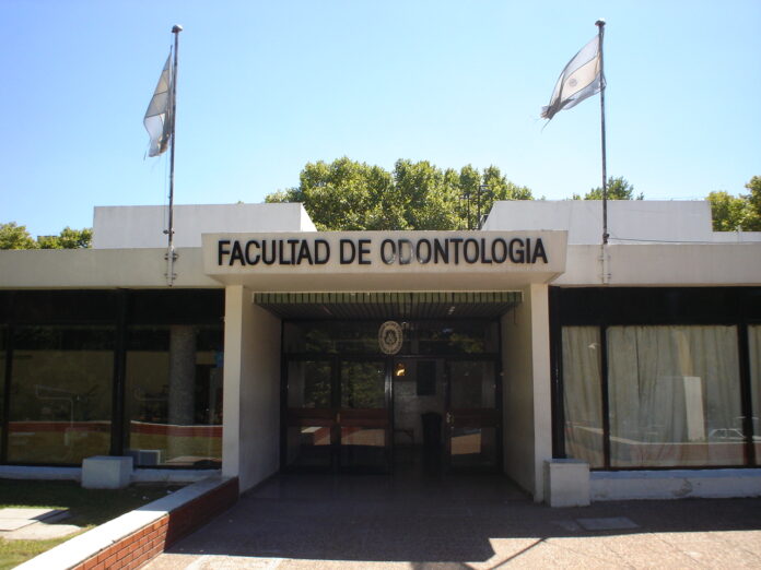 El convenio firmado con el PAMI beneficia a los alumnos de la carrera de Odontología. (Facebook)