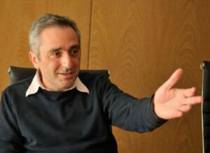 Para Larroque, es una "hazaña" que Massa se mantenga con chances en las elecciones