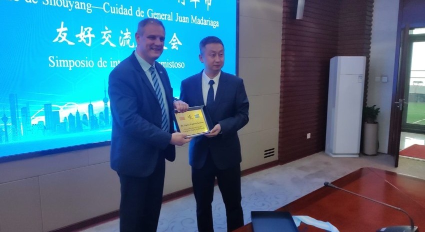 Santoro viajó a China y firmó un convenio de relaciones cooperativas con el condado de Shouyang