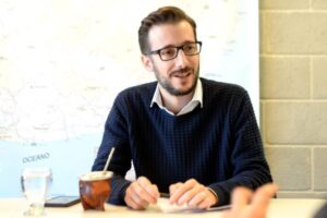 Simone criticó a Garro y aseguró que provincia se construyen 50.000 viviendas