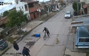Un adolescente fue golpeado con un palo por ladrones que le robaron la bicicleta