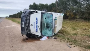 Una ambulancia que trasladaba a un paciente volcó en un choque y seis personas resultaron heridas